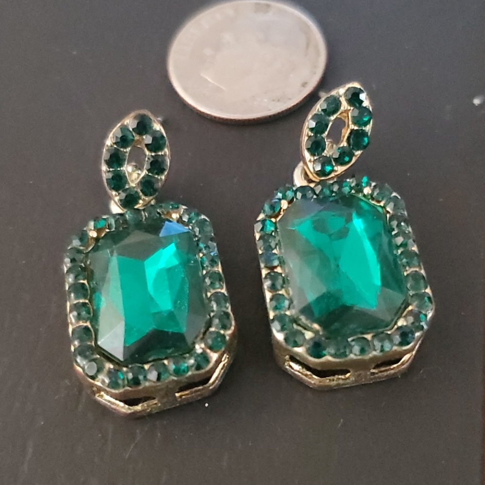 GORGEOUS EMERALD FASHION EARRINGS